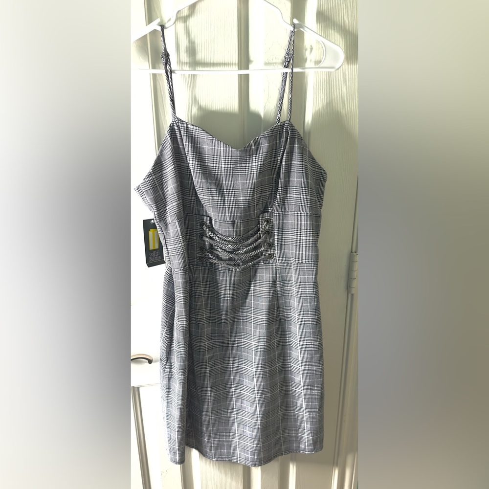 Size medium, black and white dress